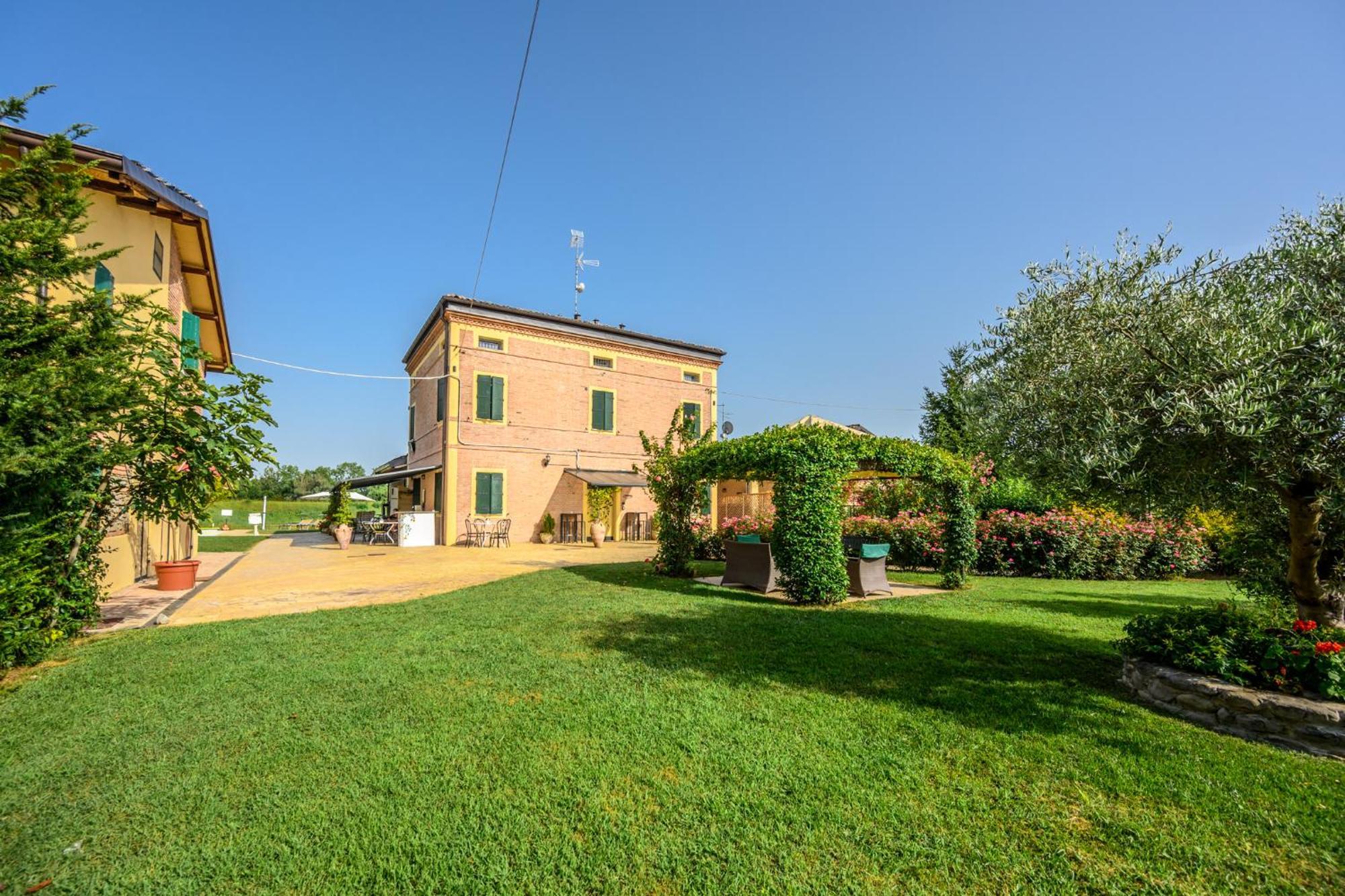 La Casa Di Valeria - Modena Bed & Breakfast Bagian luar foto