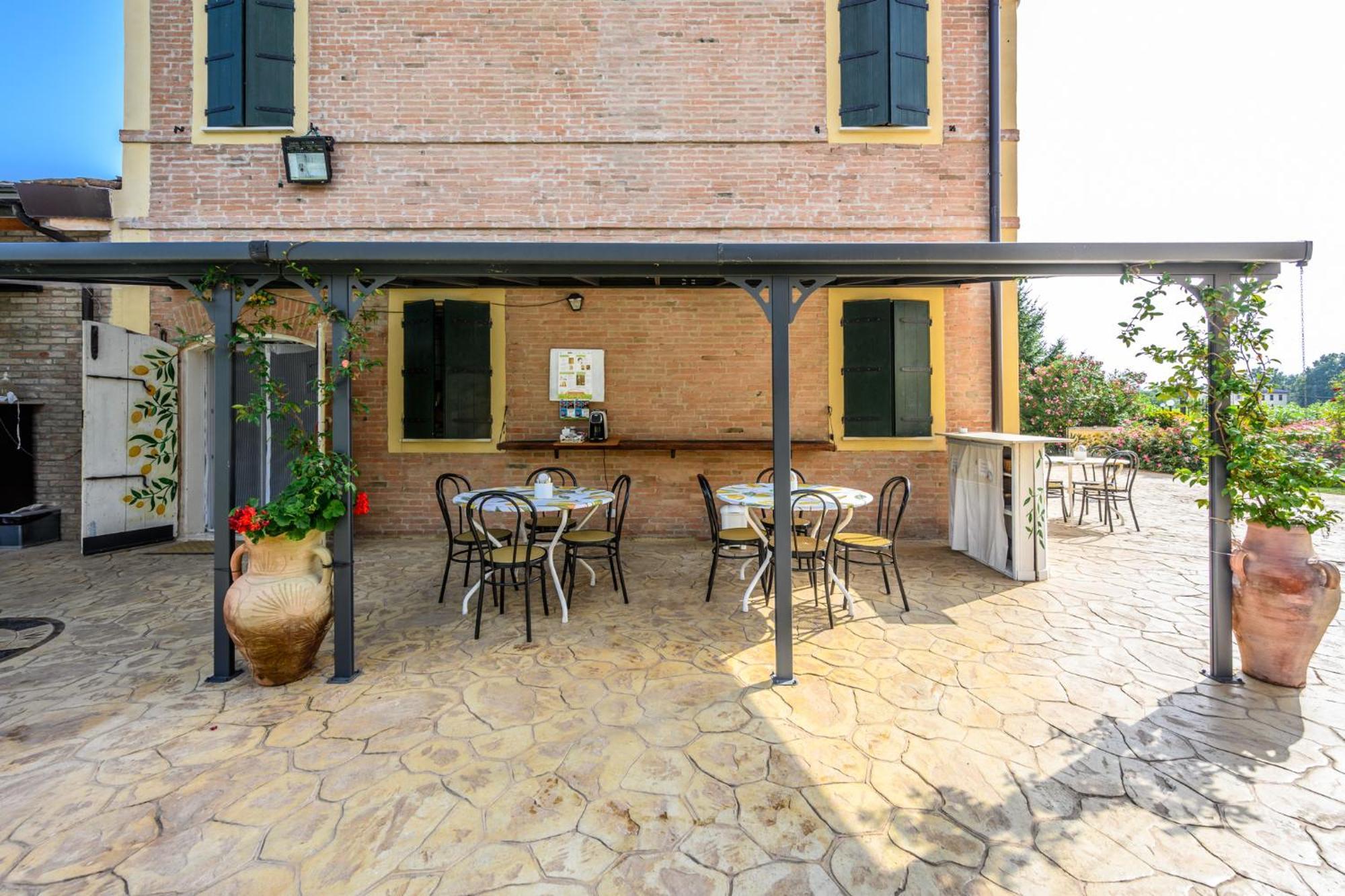 La Casa Di Valeria - Modena Bed & Breakfast Bagian luar foto